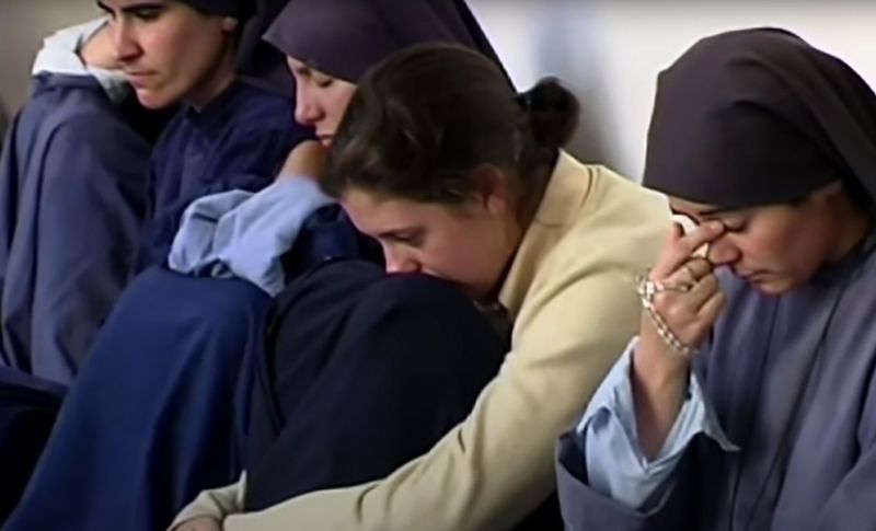 File:Hermana Clare - Meditando.jpg